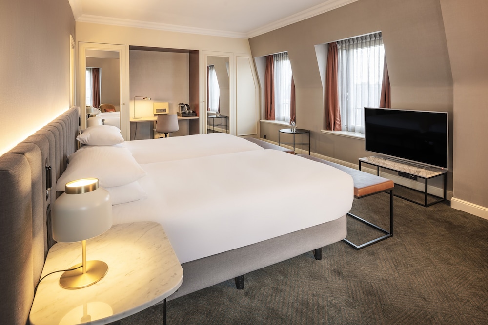 Junior Suite, 2 Twin Beds, Club Lounge Access thumbnail 5