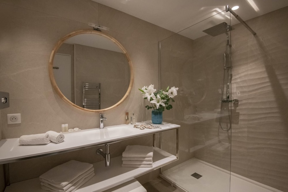 Prestige Triple Room - Photo 4