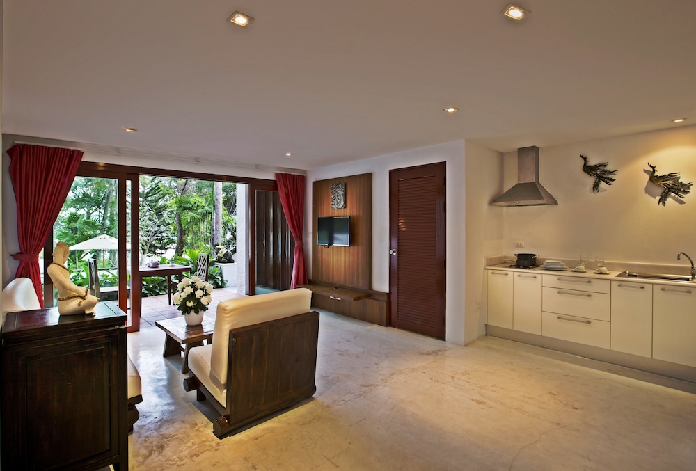 One Bedroom Studio Apartment Pool View photo 2