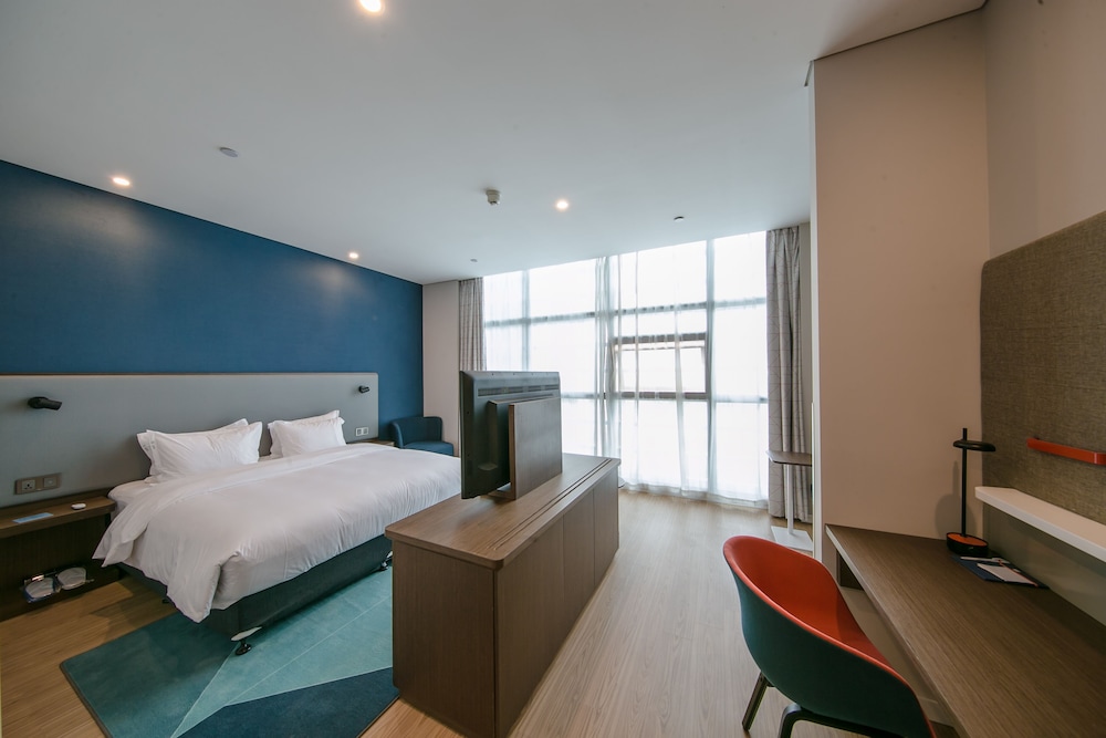 Standard Room, 1 King Bed (Extra Floor Space) photo 3
