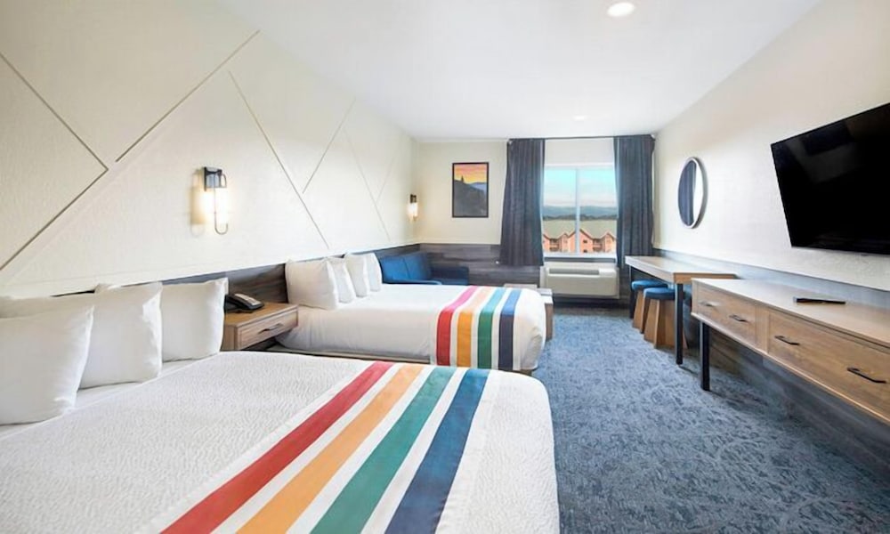 Standard Room (2 Queen Beds with Sofabed) photo 1