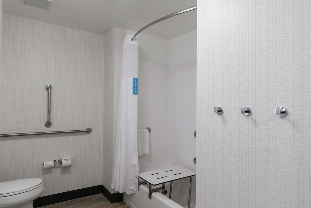 Room, 2 Queen Beds, Accessible, Bathtub - Photo 3