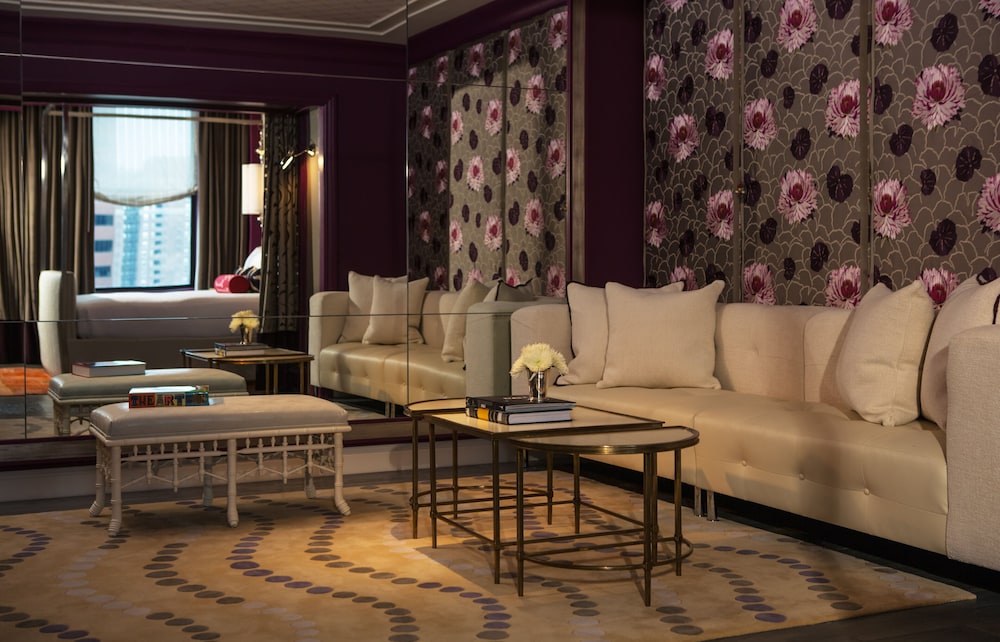 Premium King Room with Communications and Mobility Accessible Tub