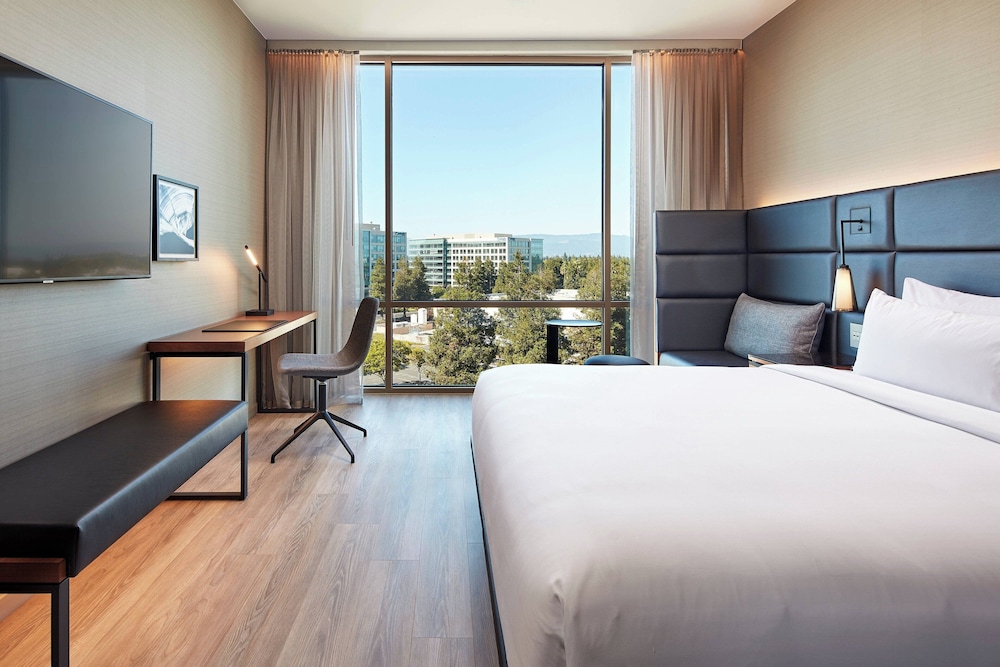 Deluxe Room, 1 King Bed, Mountain View (Mobility/Hearing Access, Roll-in Shwr) - Photo 1