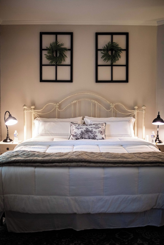 Superior Room, 1 King Bed, Private Bathroom