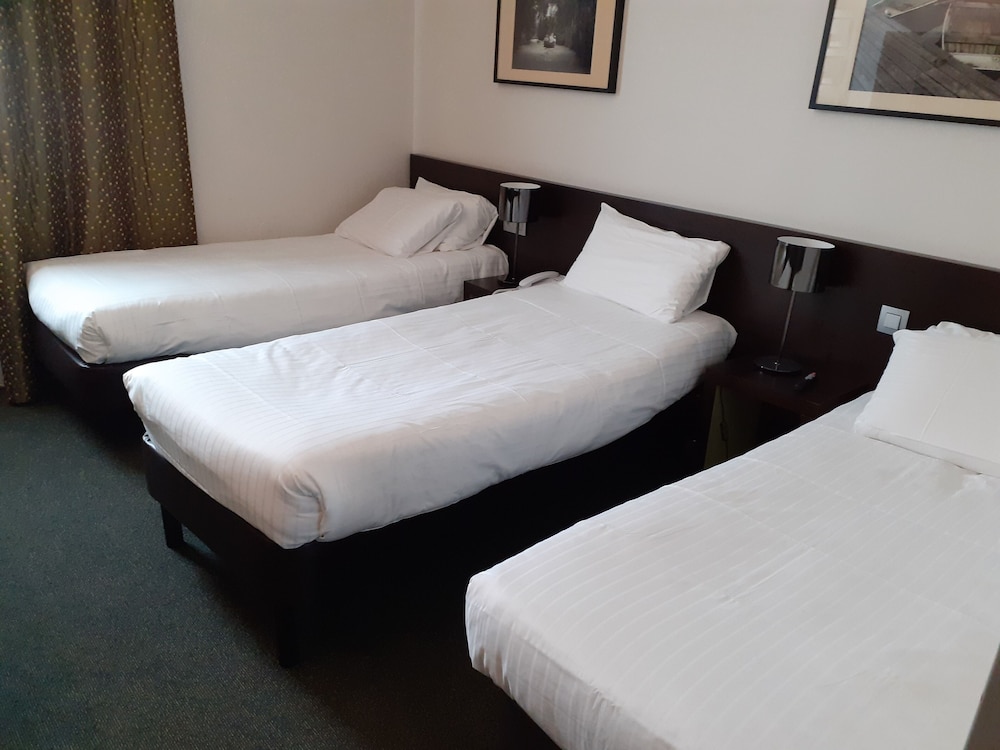Standard Room, 3 Twin Beds - Photo 2