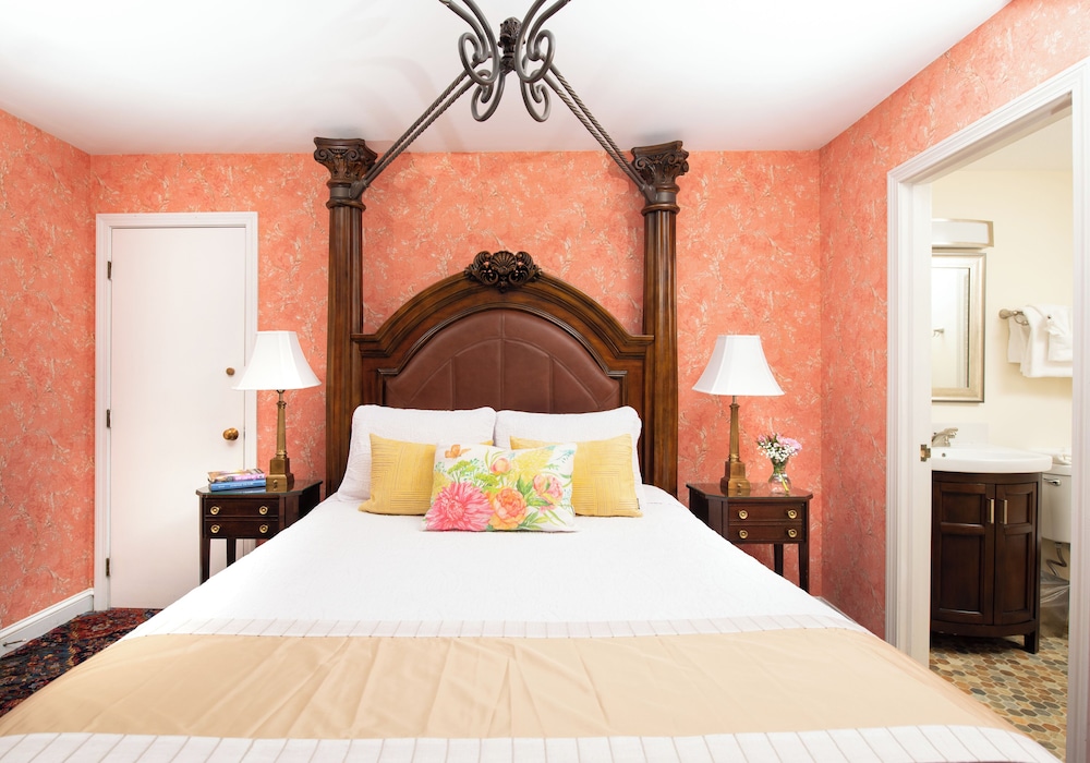 Deluxe Room, 1 Queen Bed (No Pets) photo 2