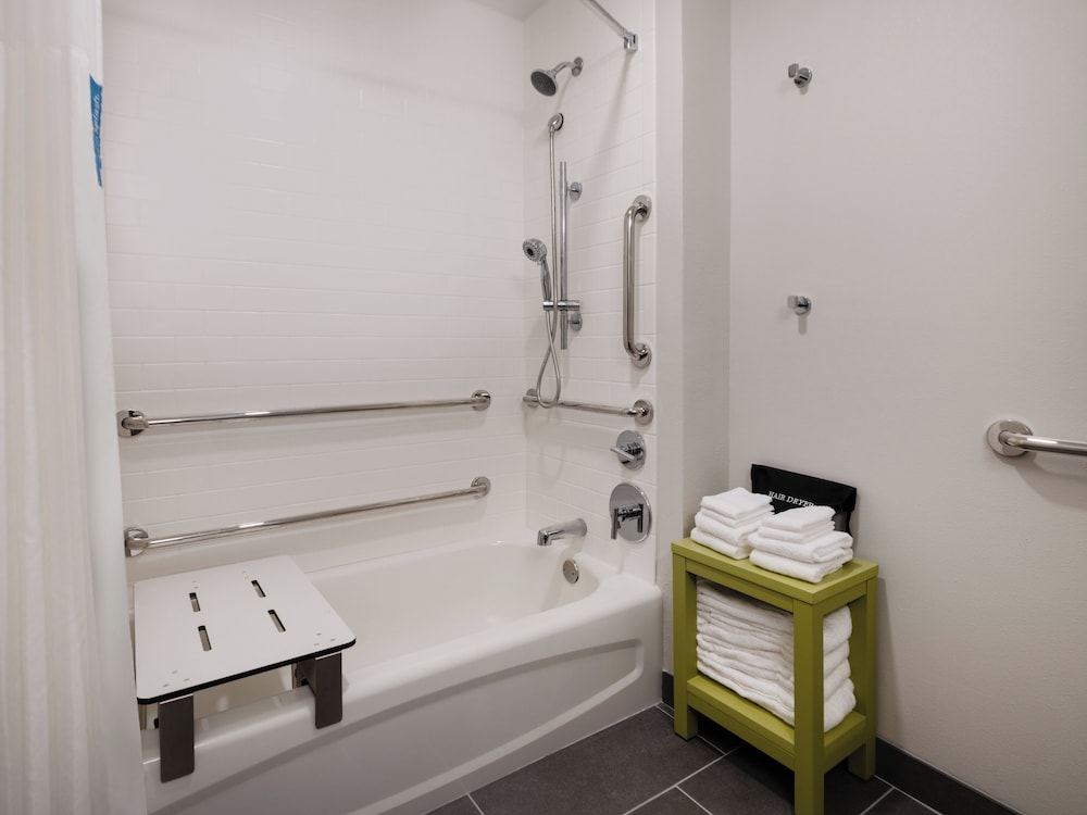 Room, 1 King Bed, Accessible, Bathtub - Photo 5