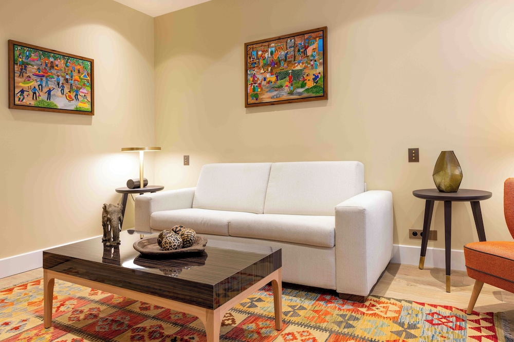 Suite - Photo 1
