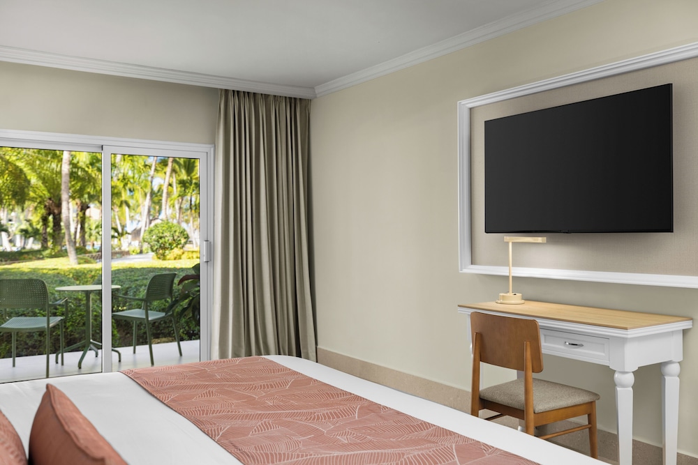 Club Room, 1 King Bed (tropical View)