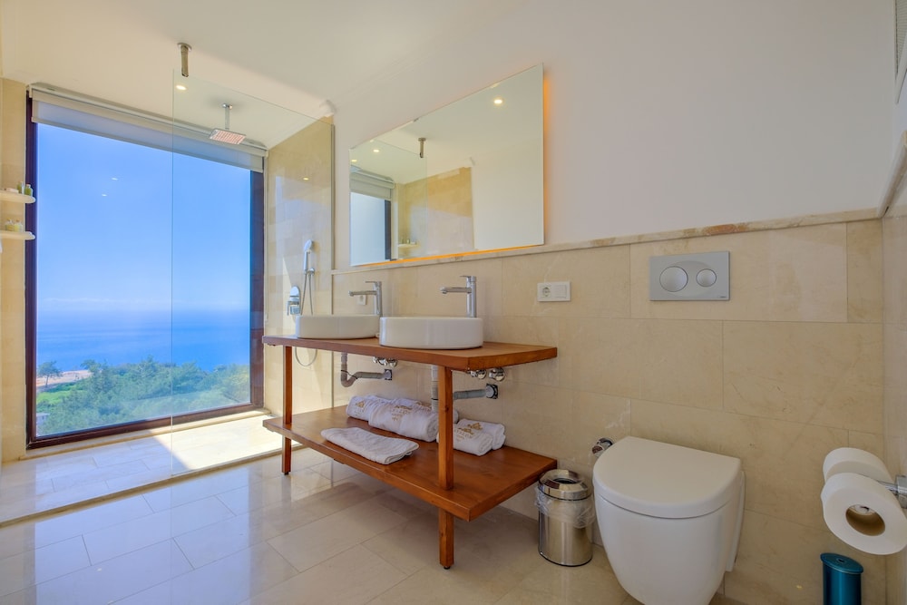 Deluxe Double with Bathtub - Photo 5