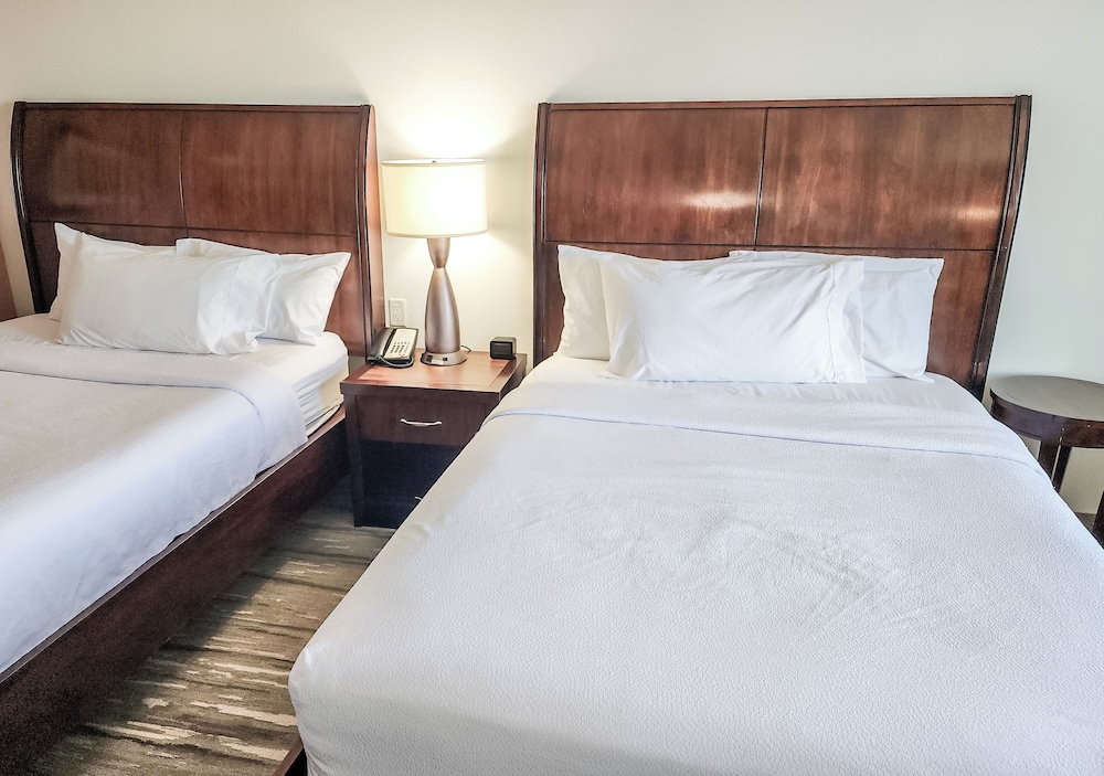 Room, 2 Queen Beds, Accessible, Bathtub photo 1