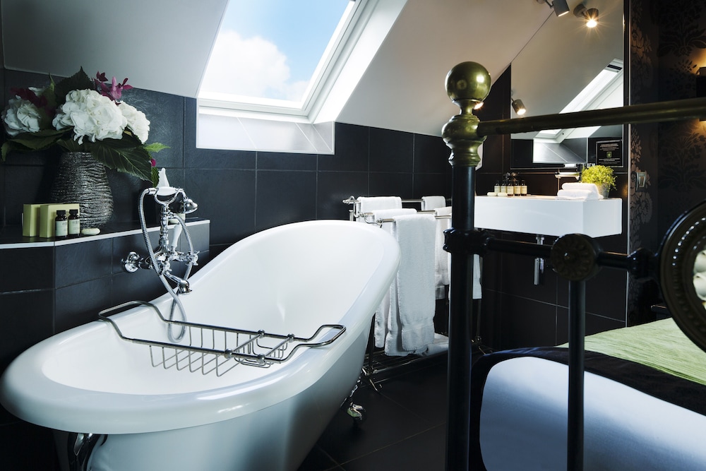 Signature Double Room, 1 Queen Bed, Bathtub (Design) photo 2