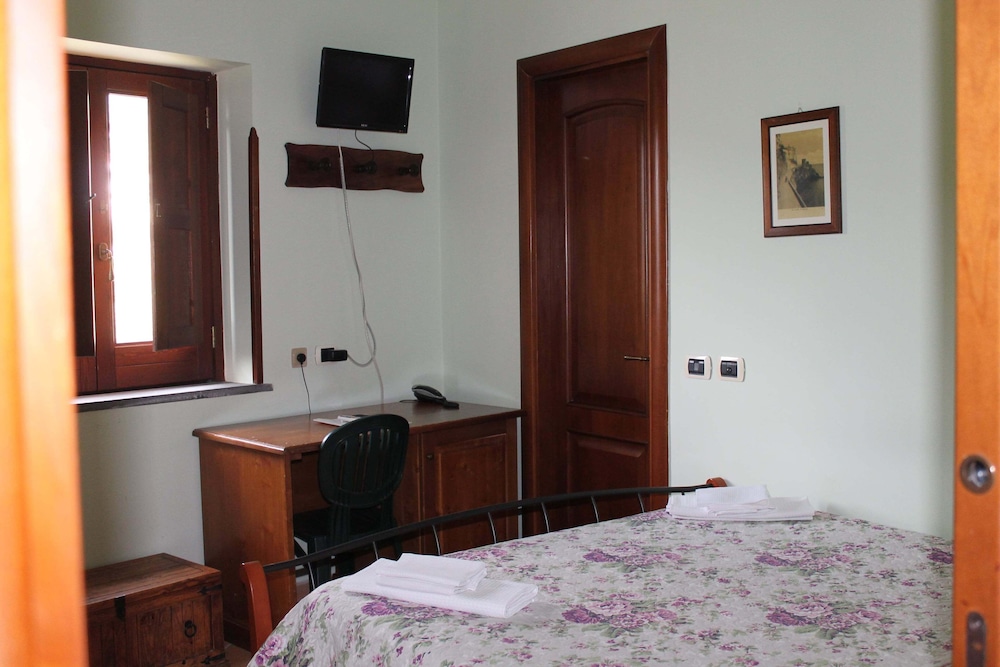 Basic Double Room, 1 Double Bed, Mountain View (Positano) photo 3