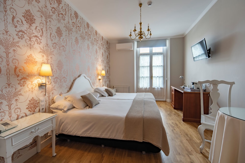 Double Room, City View - Photo 2