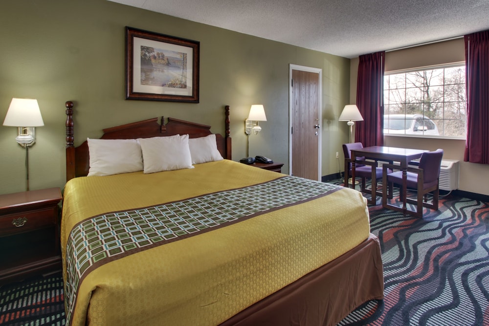 Superior King Bed with Roll-In Shower ( Ground Level) - Photo 3