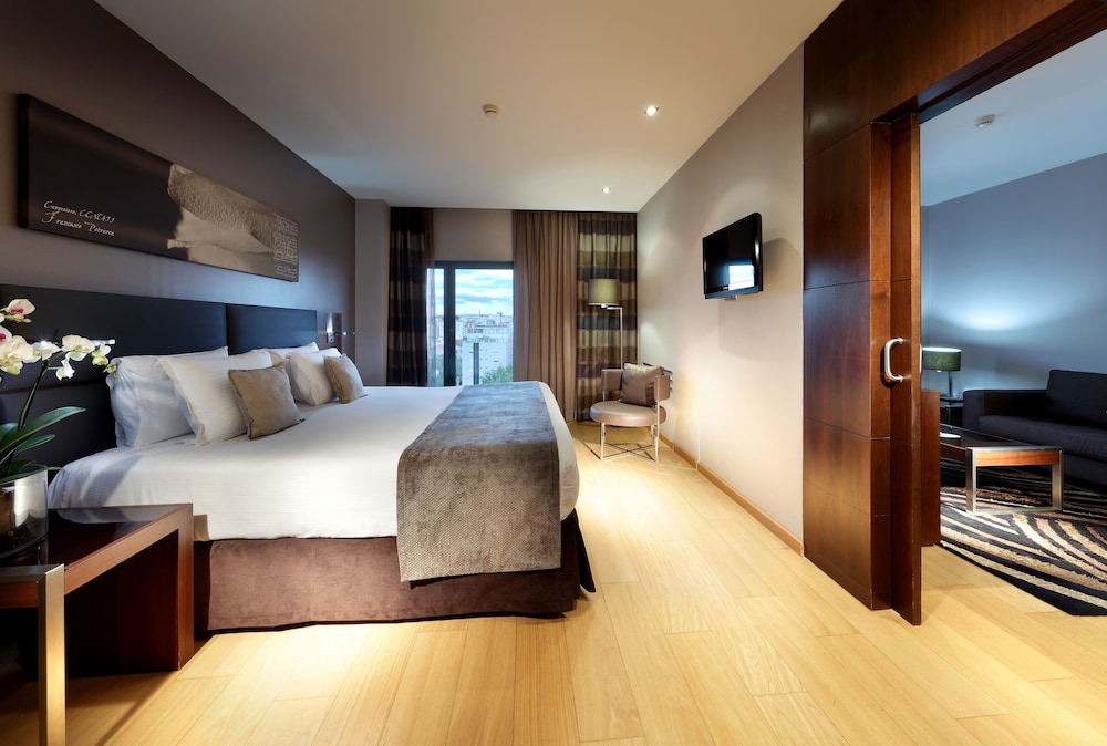 Junior Suite, 1 King Bed with Sofa bed thumbnail 5
