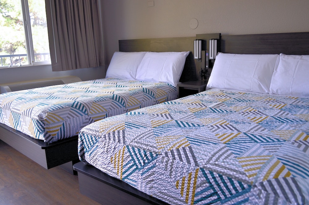 Standard Suite, 2 Queen Beds, Non Smoking - Photo 2