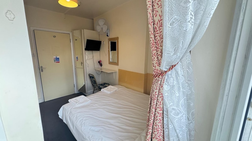 Economy Double Room, Shared Bathroom photo 2