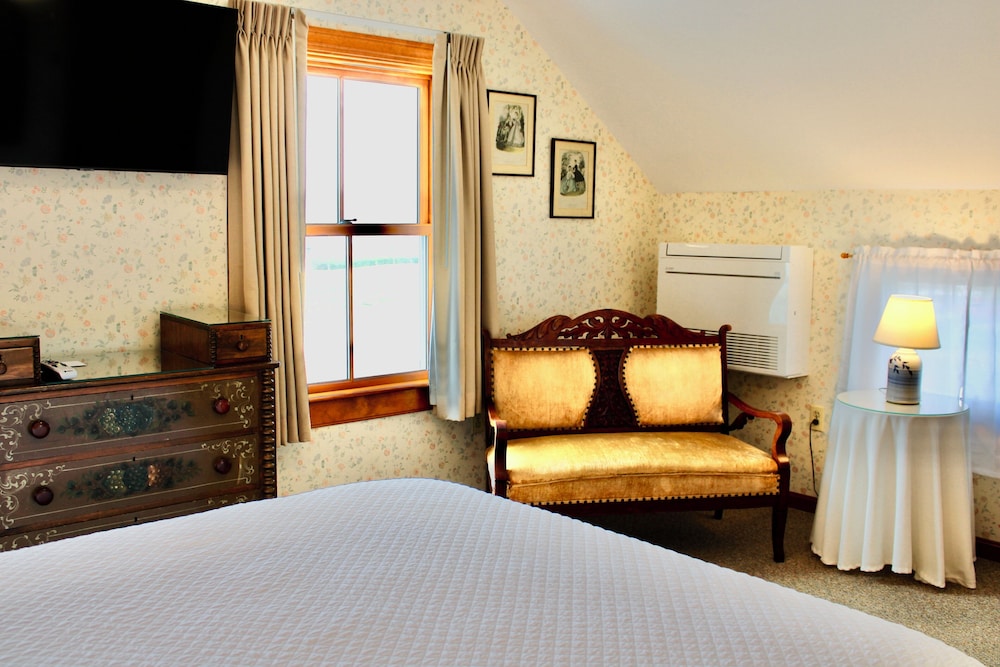 Room, 1 Queen Bed, Partial Ocean View (Shared Bathroom) photo 3