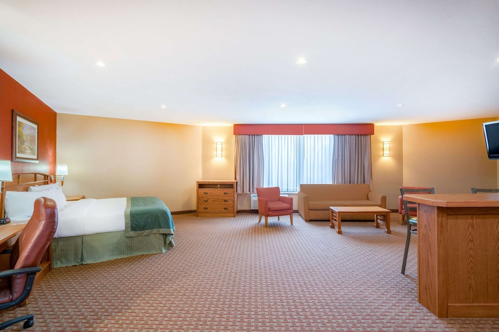 Deluxe Suite, 1 King Bed, Non Smoking photo 1