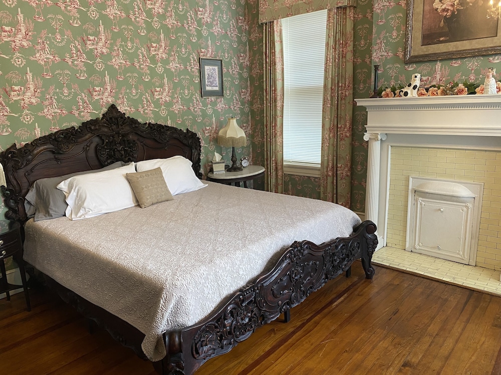 Spring Room, King, Decorative Fireplace