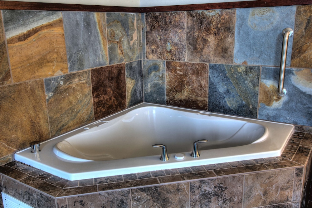 Room, 1 King Bed, Fireplace (Jetted Tub) photo 3