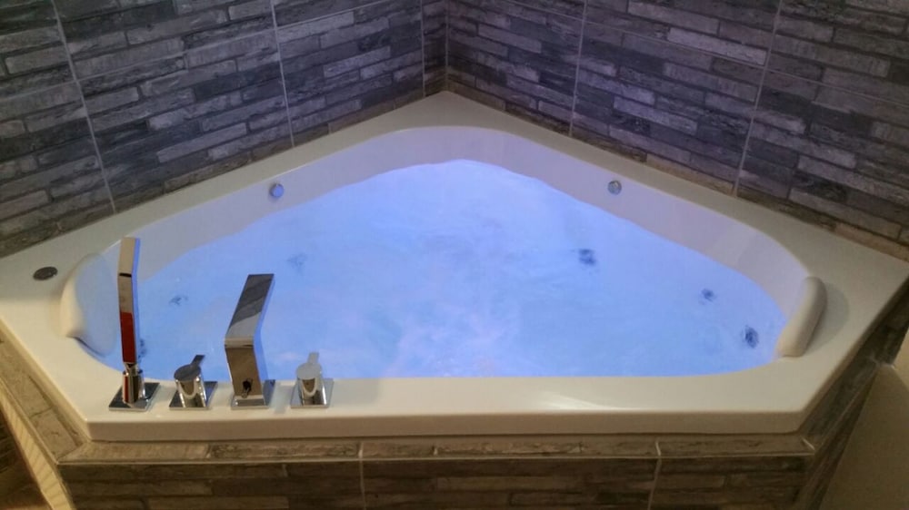 Luxury Suite, 1 Bedroom, 1 Living Room,  Jetted Tub (Nurit) photo 1