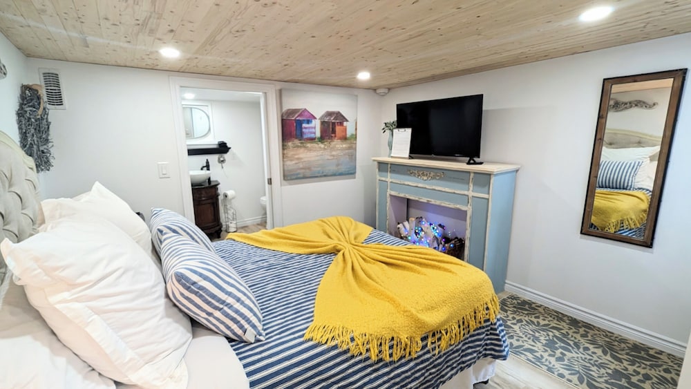 Blue Water Hideaway - Dog Friendly - Ceiling Height 6.4 photo 1