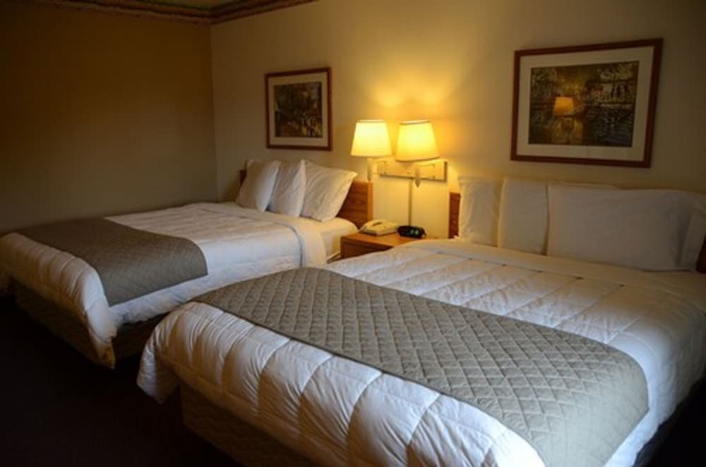 Standard Room, 2 Queen Beds, Non Smoking - Photo 4