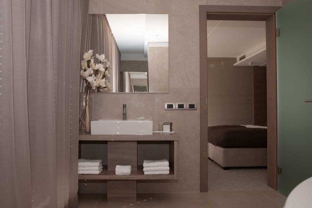 Deluxe Double Room, Balcony, Garden View (3 Person) photo 3