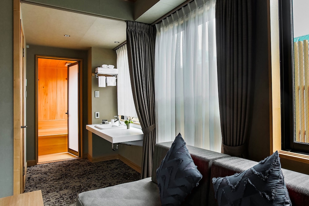 Exclusive Suite, Multiple Beds, Non Smoking, Private Bathroom
