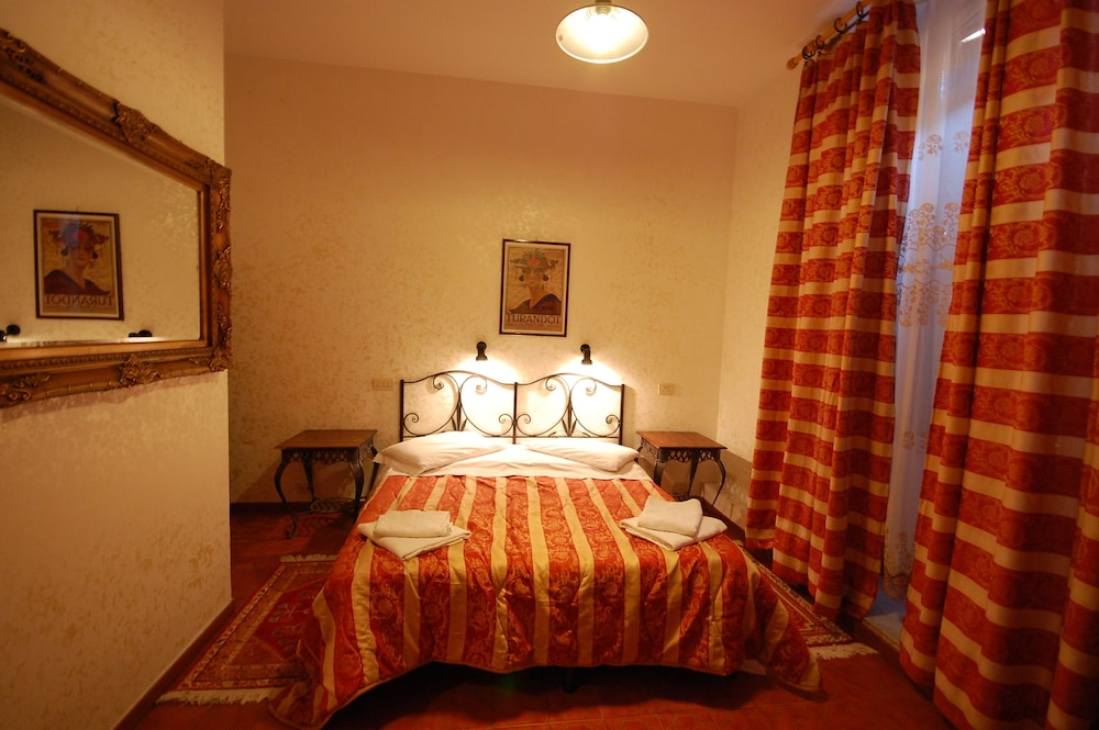 Classic Double Room, Private Bathroom thumbnail 6