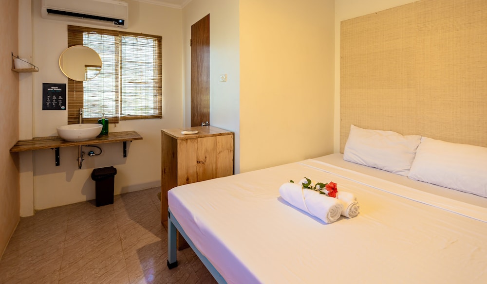 Standard Queen Room - Photo 8