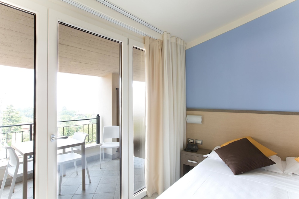 Superior Triple Room, Lake View photo 3