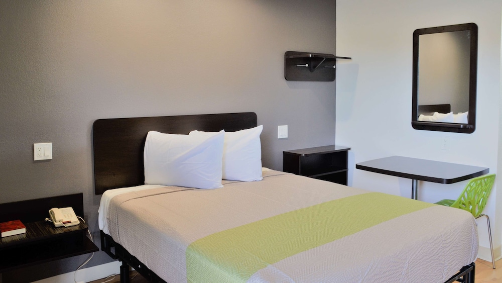 Deluxe Room, 1 Queen Bed, Non Smoking, Kitchenette photo 3