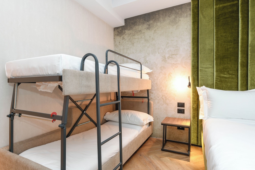 Superior Quadruple Room - Photo 4