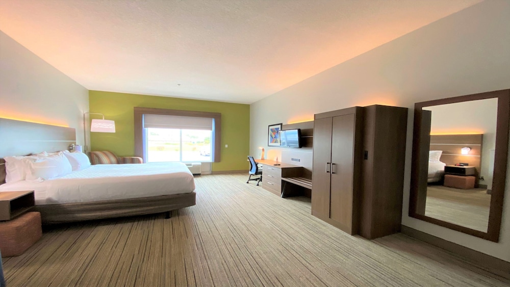 Suite, 1 King Bed with Sofa bed (Low Floor) - Photo 4