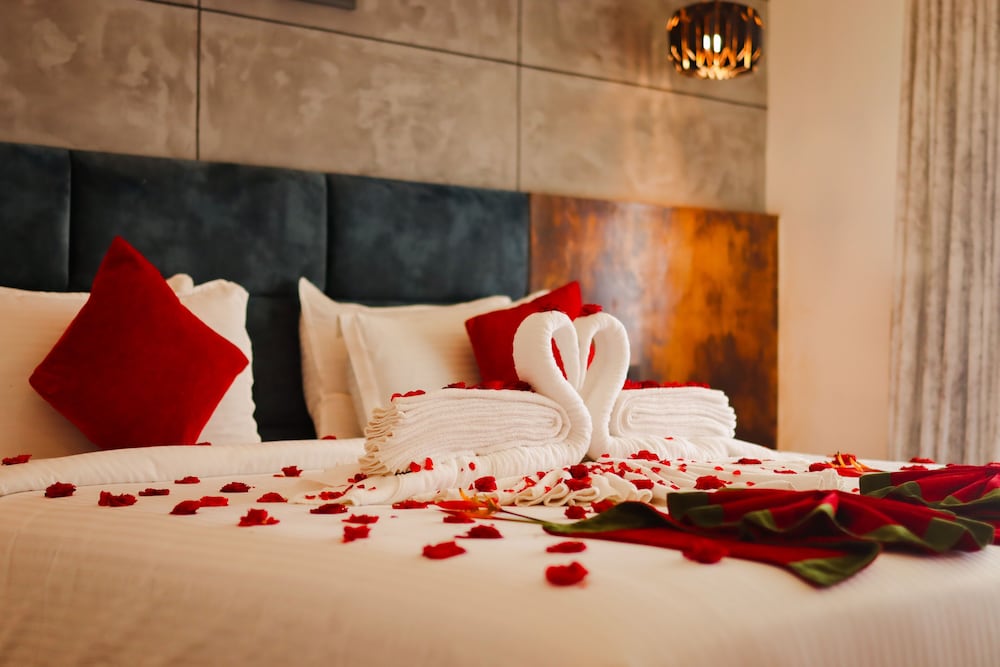 Honeymoon Cottage with Jacuzzi - Photo 1