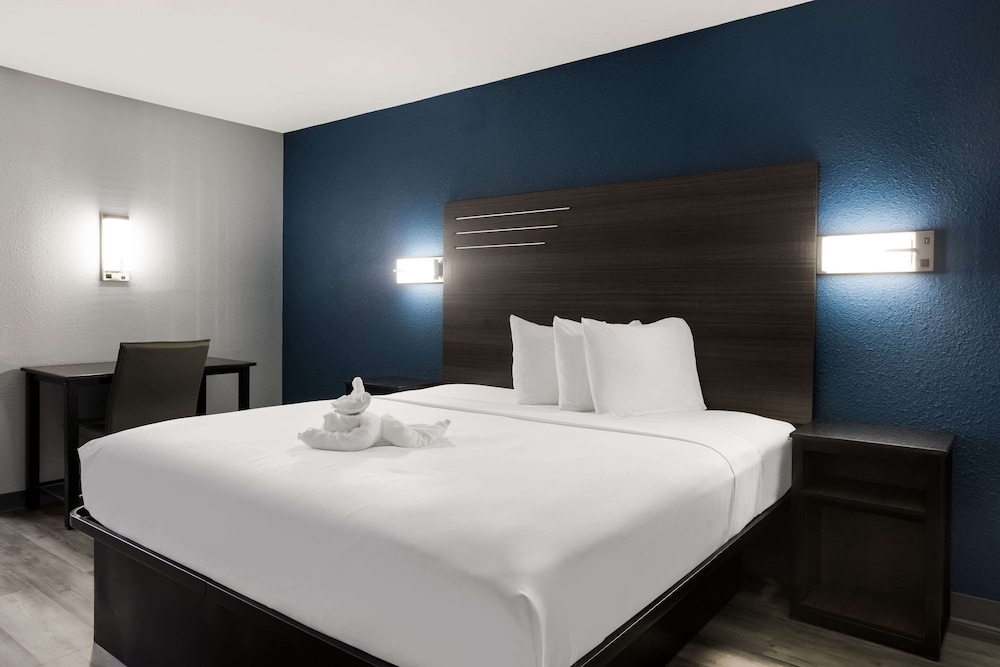 Standard Room, 1 King Bed, Non Smoking photo 2