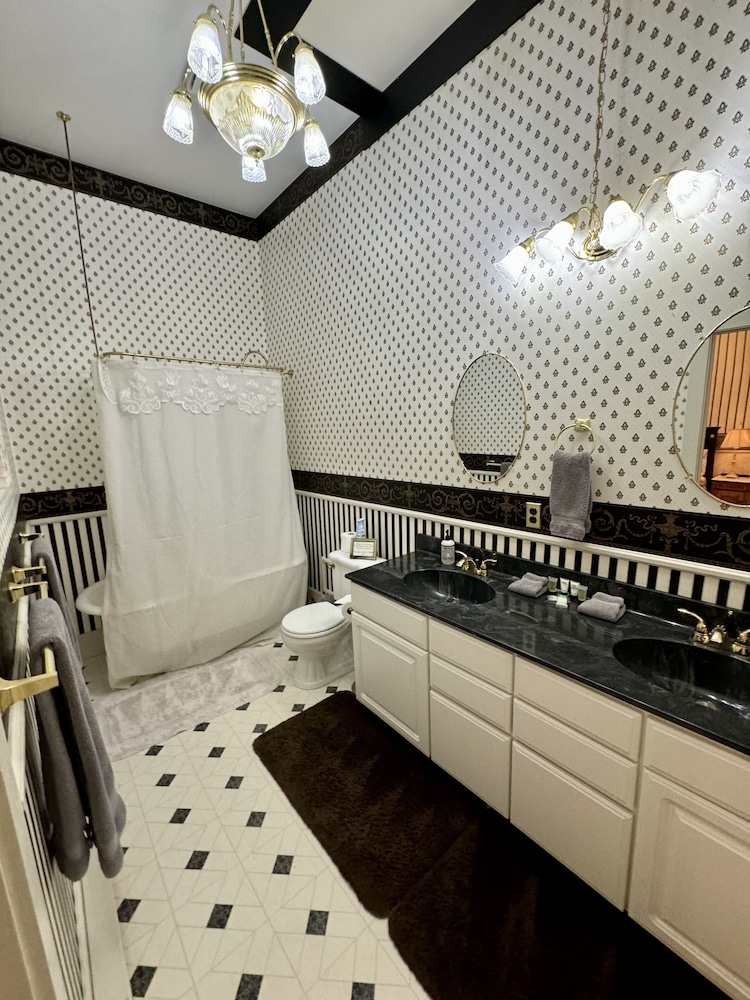 Queen Bed, Private Bathroom photo 3