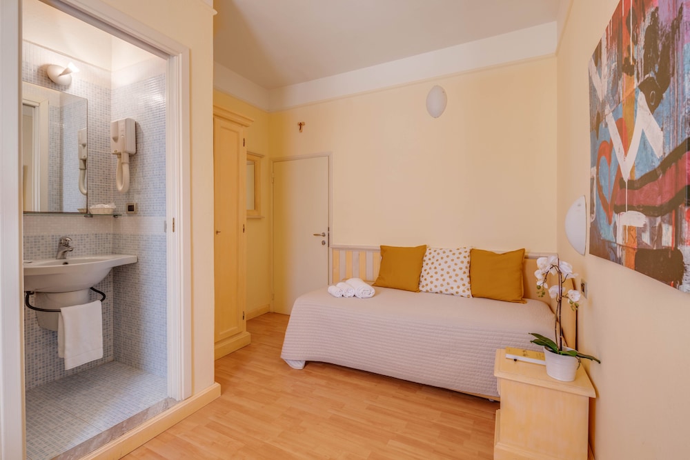 Economy Room, 1 Large Twin Bed, Non Smoking, Air conditioning photo 2