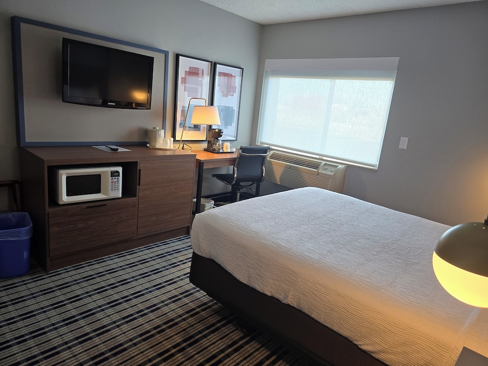 1 Queen Bed, Mobility Accessible Room, Bathtub w/ Grab Bars, Non-Smoking