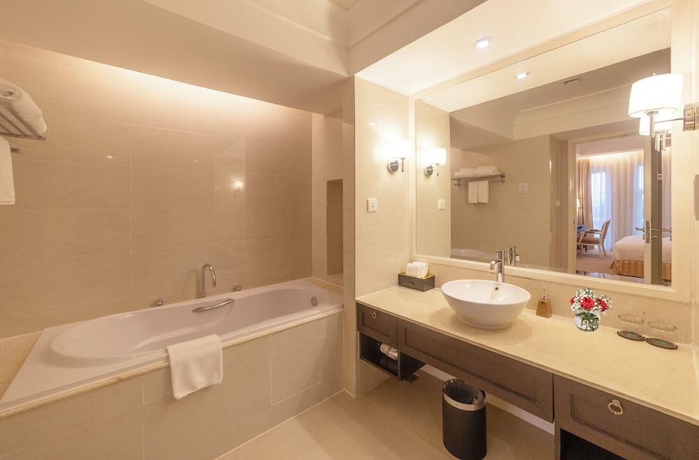 Executive Suite, 1 King Bed - Photo 12