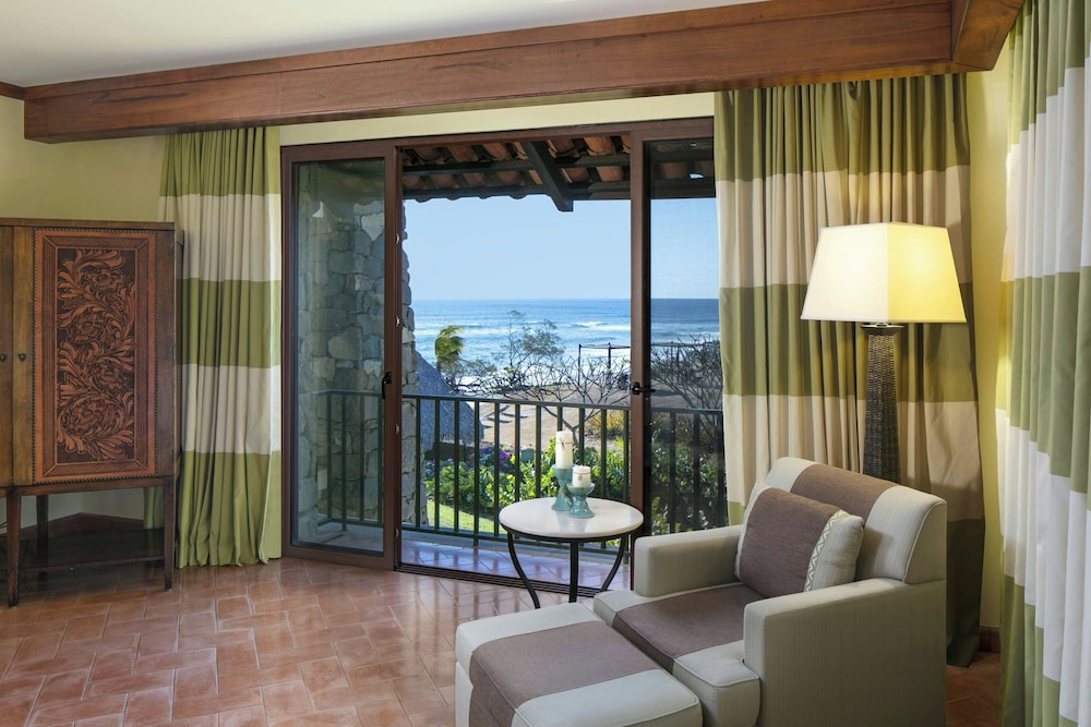 Suite, 1 Bedroom, Balcony (Oceanfront) - Photo 4