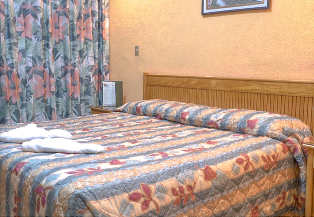 Standard Room, 1 King Bed photo 2