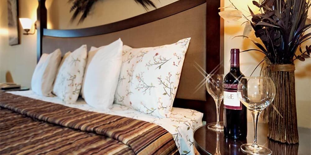 Superior Room, 1 King Bed photo 3