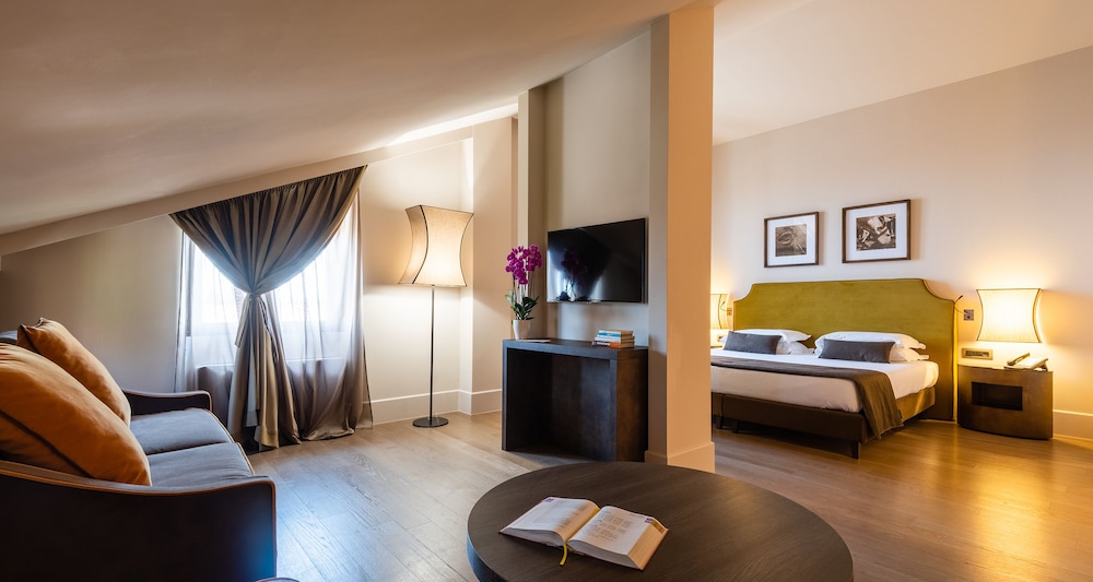 Suite - Photo 1