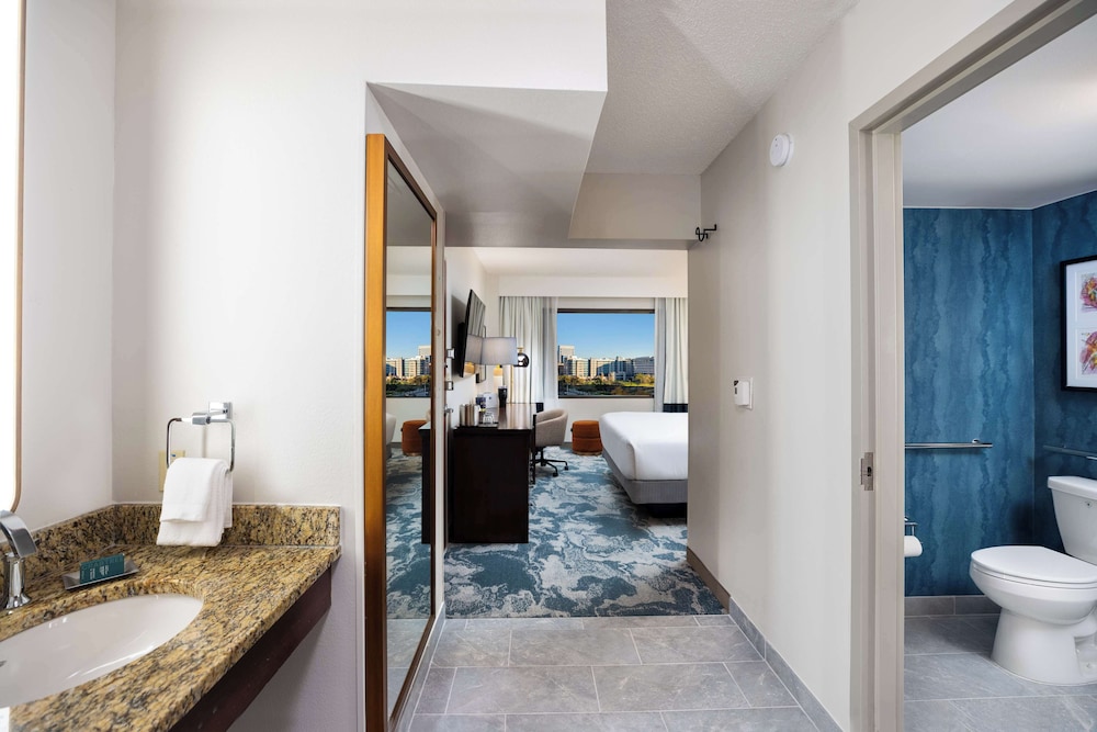 Basic Room, 1 Queen Bed, Accessible, Bathtub - Photo 6