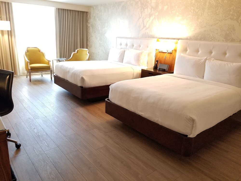 Premier Room, 2 Queen Beds - Photo 2